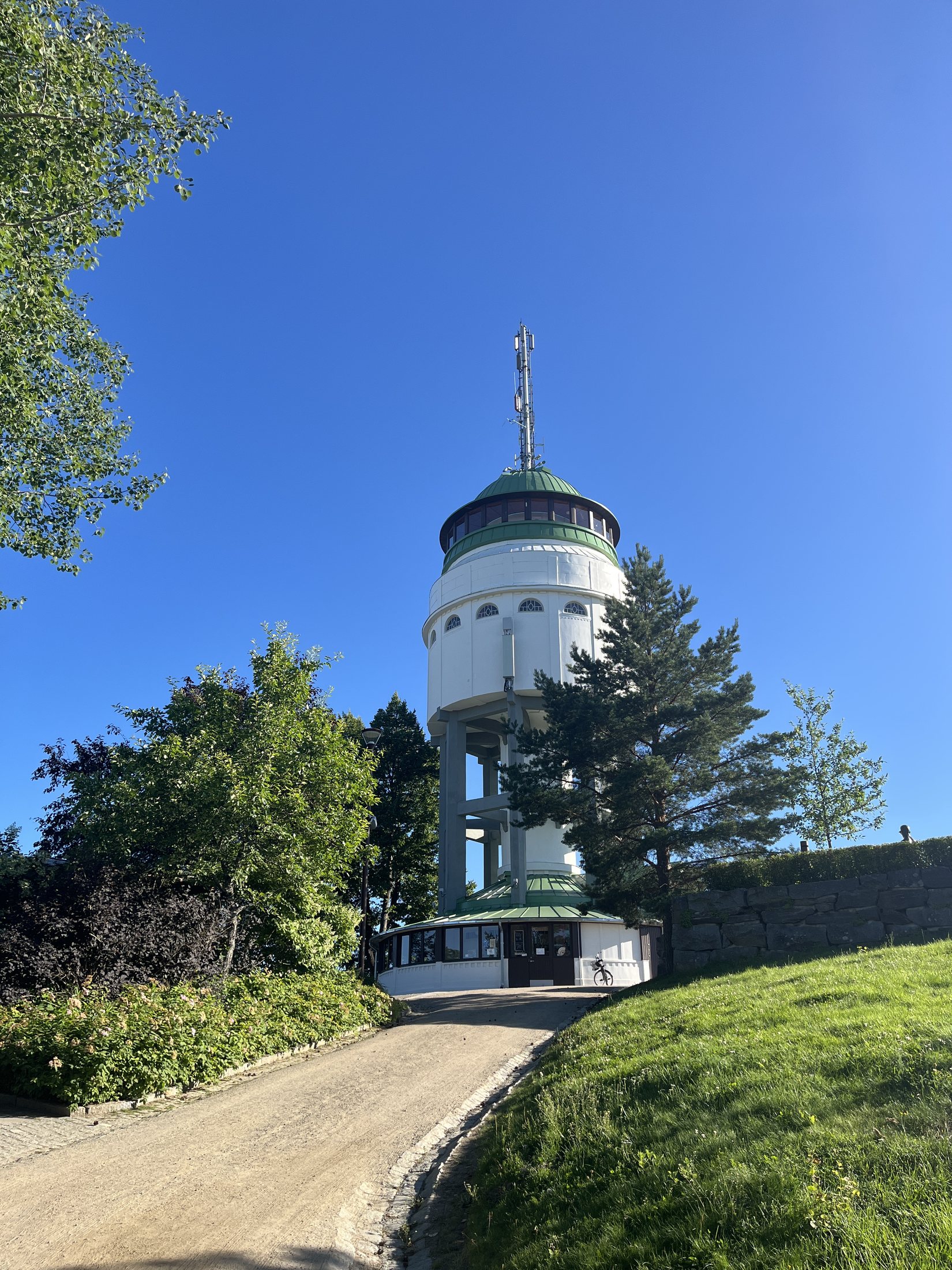 Path leading to the Naisvuori tower